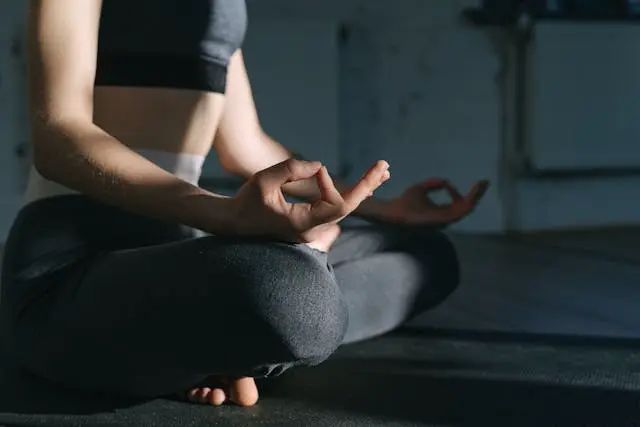 Detailansicht auf eine Frau in Meditationshaltung