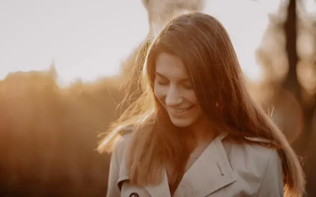 lächelnde Person im Gegenlicht