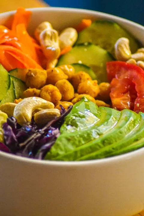 Schüssel mit Zutaten für einen Salat mich Kichererbsen