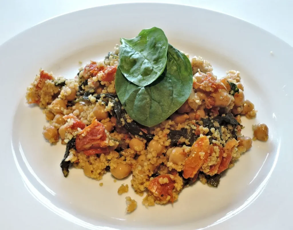 Salat mit Kichererbsen Couscous