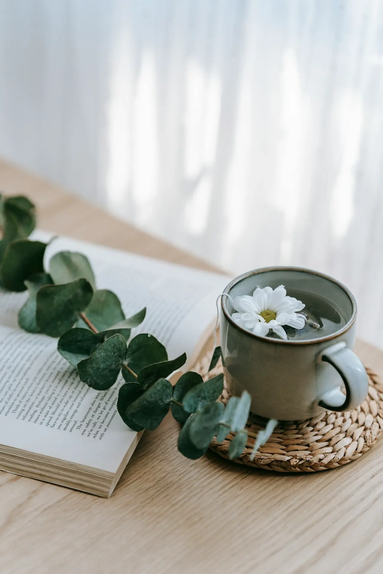 Buch und Tasse auf einem Tisch