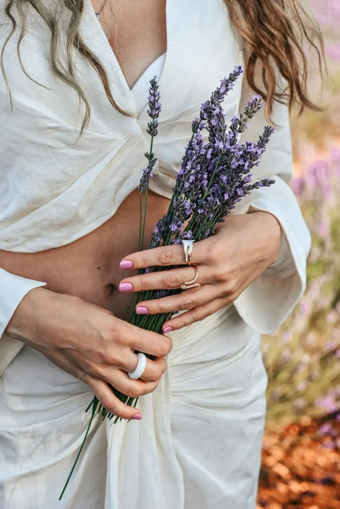 Finger umschließen Lavendelblüten